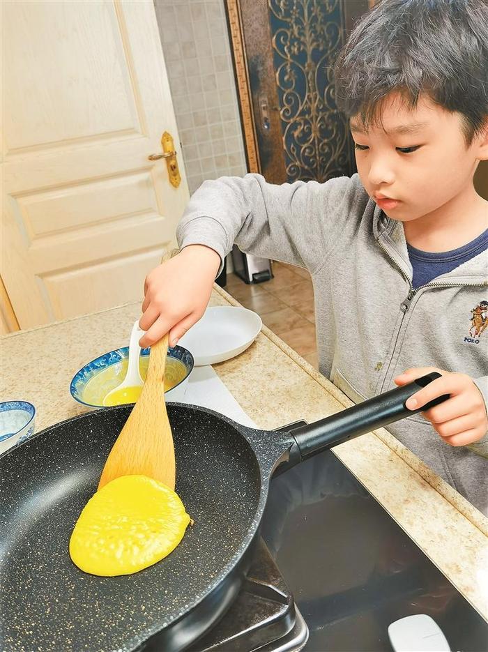 二年级娃学烹饪、三年级娃下农田、六年级娃当义工……深圳小学生“花样劳动作业”真飒！