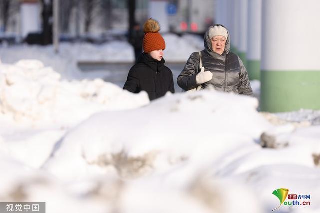 俄罗斯莫斯科遇降雪天气 积雪达30厘米