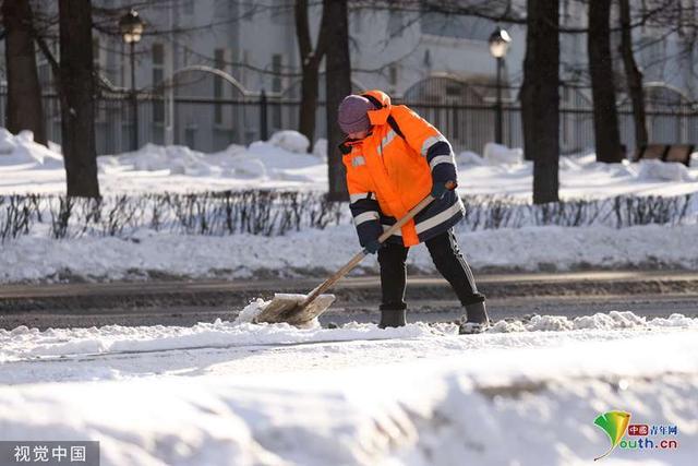 俄罗斯莫斯科遇降雪天气 积雪达30厘米