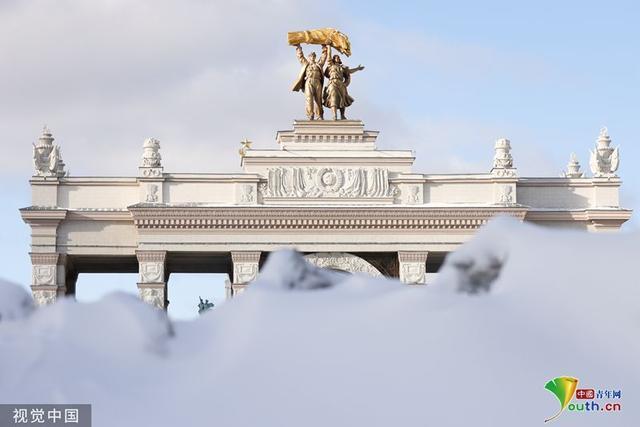 俄罗斯莫斯科遇降雪天气 积雪达30厘米