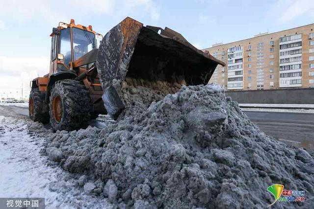 俄罗斯莫斯科遇降雪天气 积雪达30厘米