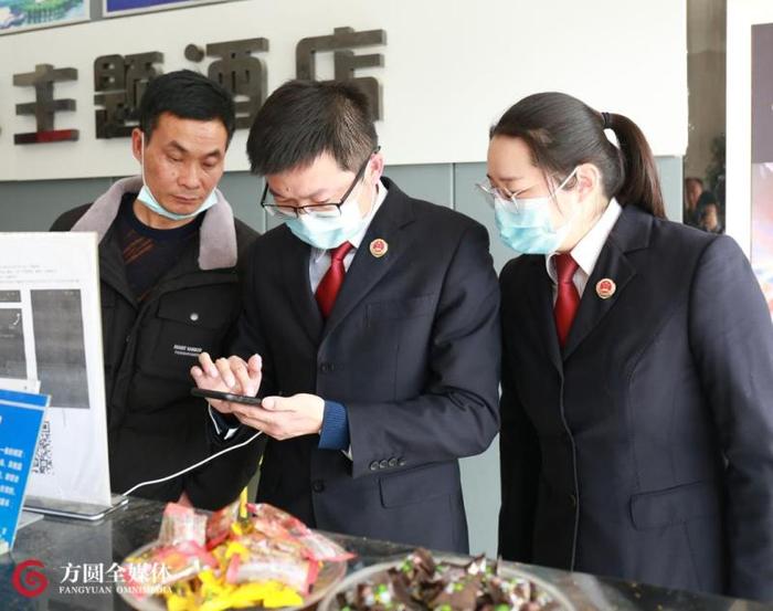 检察官们勘查某电竞酒店。（来源：受访者供图）