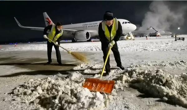 除冰雪 东航人是认真的