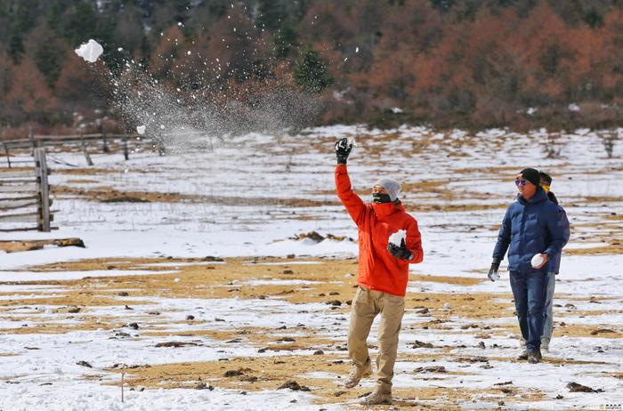 香格里拉雪山徒步带你感受冰雪魅力