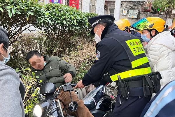 警察叔叔为何当起了外卖小哥？真相原来是……