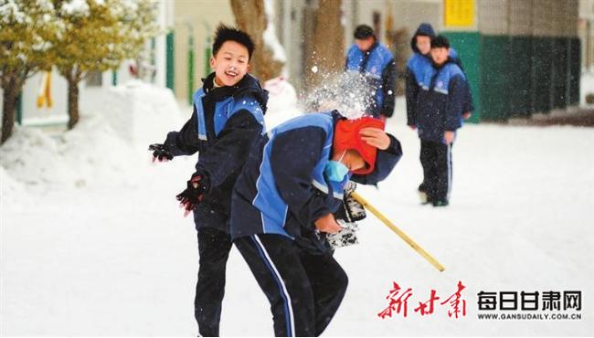 【图片新闻】兰州八中学生在操场上尽情玩雪