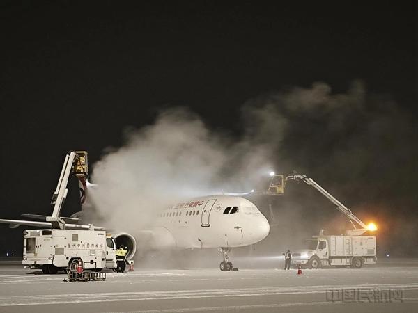 除冰雪 东航人是认真的