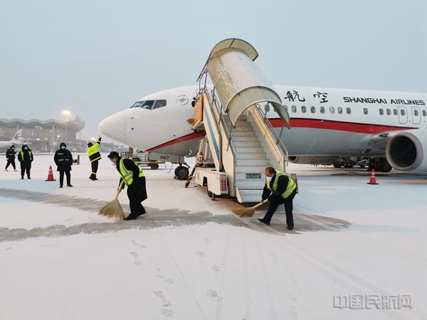 除冰雪 东航人是认真的