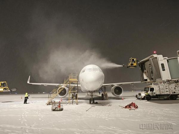 除冰雪 东航人是认真的