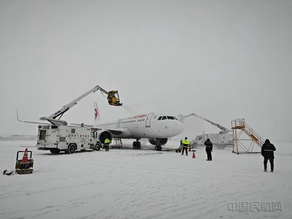 除冰雪 东航人是认真的