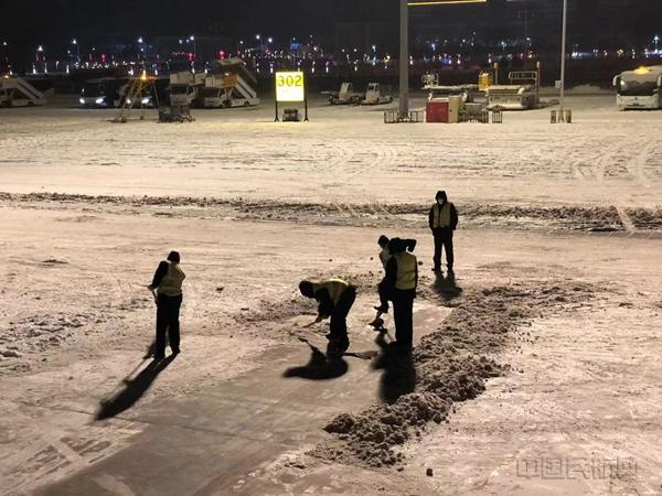 除冰雪 东航人是认真的