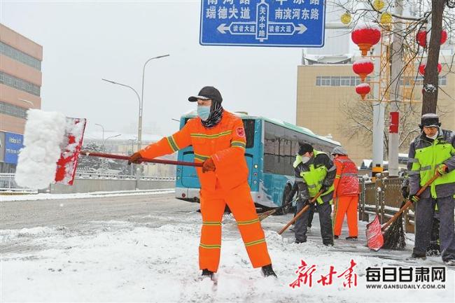 【图片新闻】兰州环卫工人清除积雪