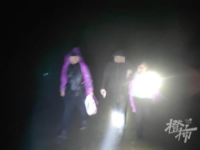 九个年轻人来杭州桐庐登山，两度迷失方向被困海拔1100多米的山上，幸好发现了求助路标