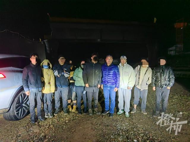 九个年轻人来杭州桐庐登山，两度迷失方向被困海拔1100多米的山上，幸好发现了求助路标