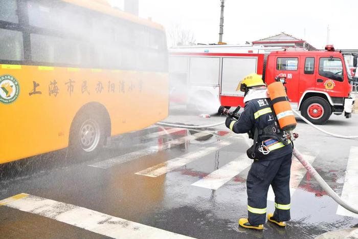 图说│满载学生的校车车厢内突然冒出浓烟，怎么办？公安消防“硬核”演练护航上学路