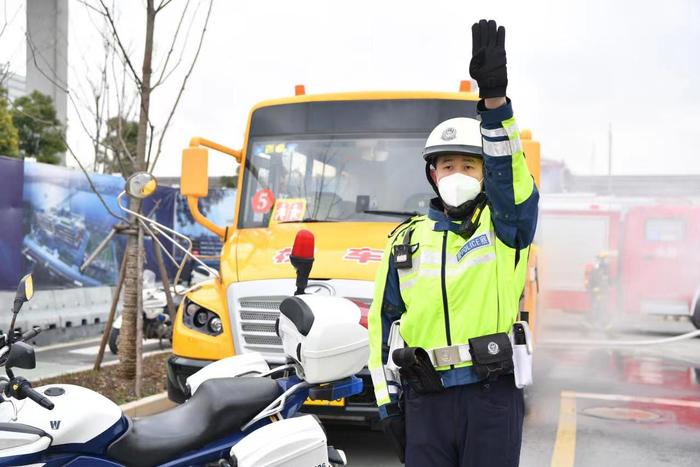 图说│满载学生的校车车厢内突然冒出浓烟，怎么办？公安消防“硬核”演练护航上学路