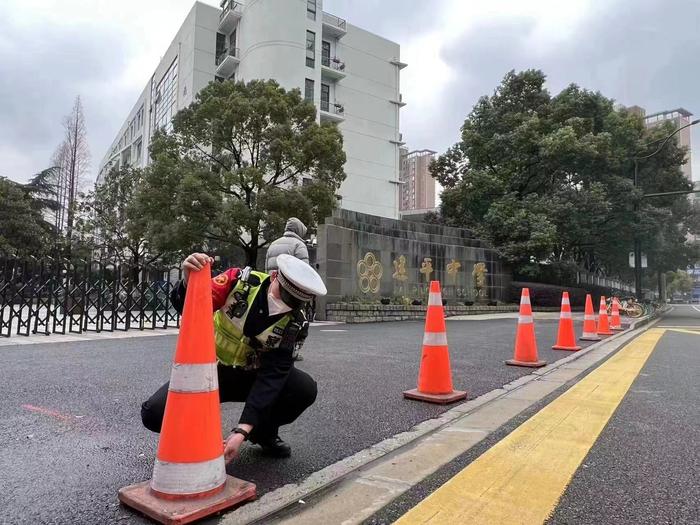 “摩擦系数”提升“安全系数”，浦东交警开展全区校门口交通设施排查