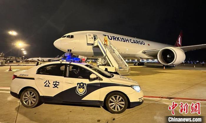 搭载67吨中国政府援助土耳其抗震救灾物资的TK6527货机航班启运伊斯坦布尔。 上海边检总站供图