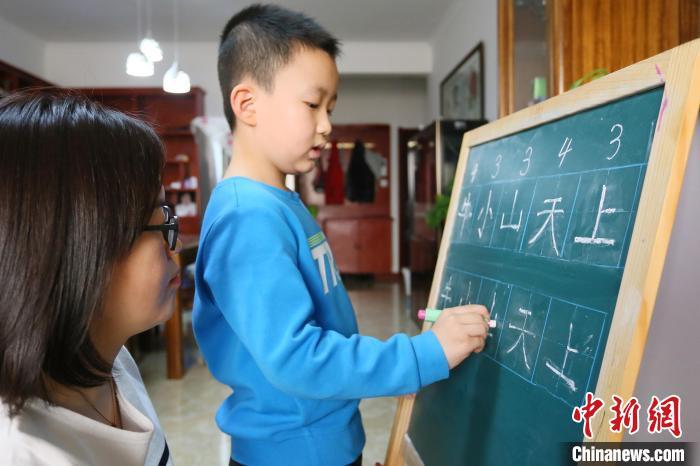 保障小学生10小时睡眠！这所学校规定晚上超过9点停止做作业