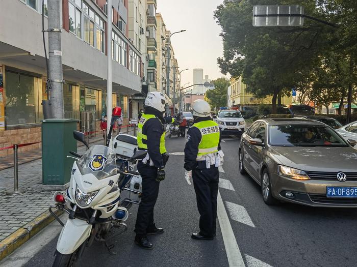 上海春季开学第一天，学校周边道路又现车辆滞留，会不会天天“送学堵”？