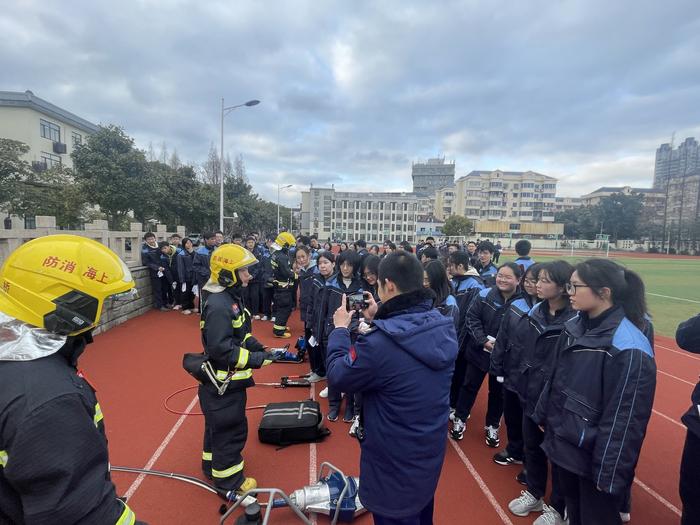 开学第一课，浦东新区消防救援大队走进了这所中学