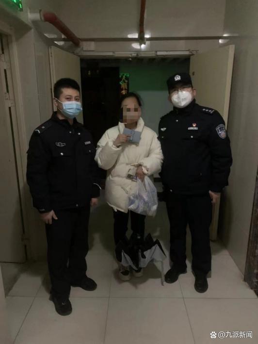 这个武汉民警雨中的身影真帅，找到走失老人又寻回失主手包