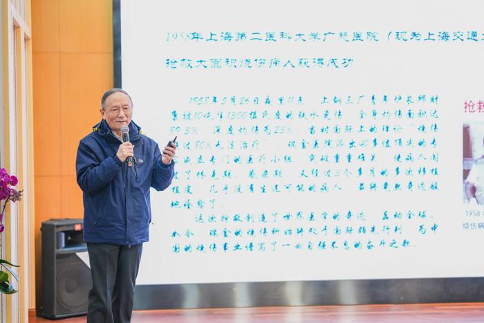 开学首日直击|2053年地球真的要去流浪了吗？“开学第一课”点亮新学期