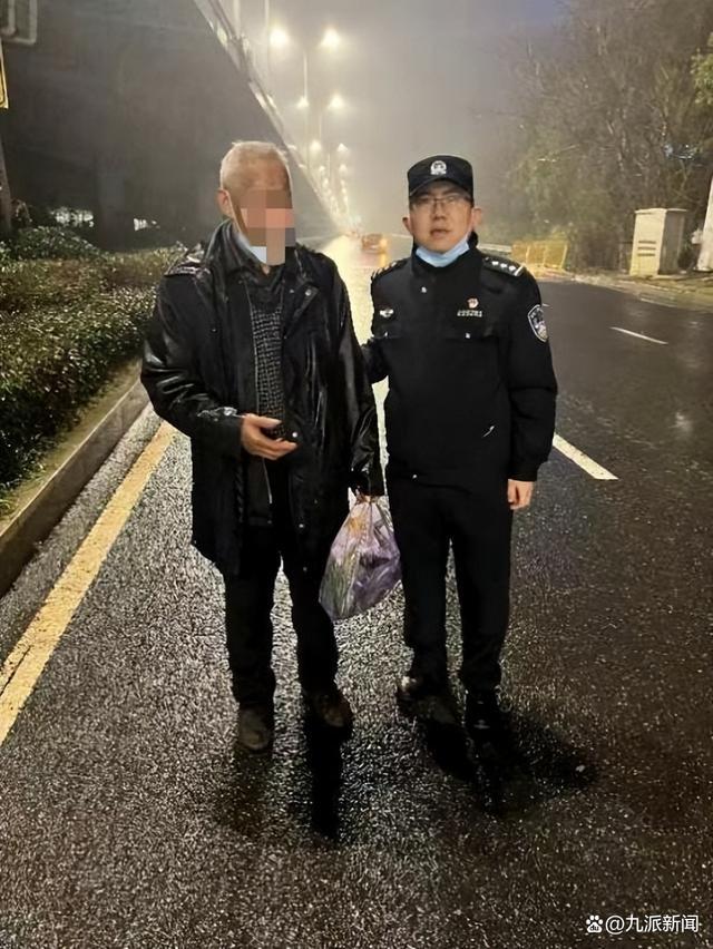 这个武汉民警雨中的身影真帅，找到走失老人又寻回失主手包