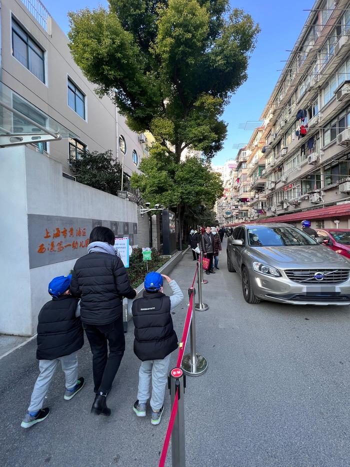 上海春季开学第一天，学校周边道路又现车辆滞留，会不会天天“送学堵”？