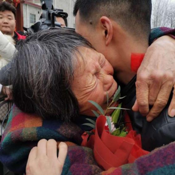 图:2019年,抖音寻人第一次直播现场
