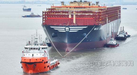全球最大装箱量的新造集装箱船“鑫福102”轮开启试航