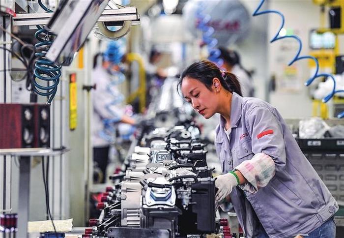 重庆大江动力设备制造有限公司的工人在生产车间作业