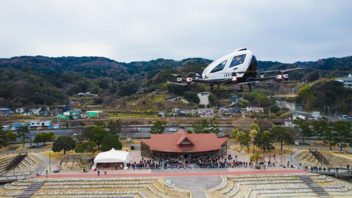 亿航216自动驾驶飞行器完成日本首次载人飞行演示