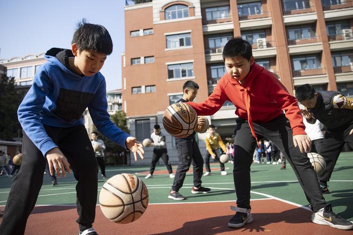 新学期家长关注的体育课怎么上？运动激烈程度降低  趣味小游戏增加