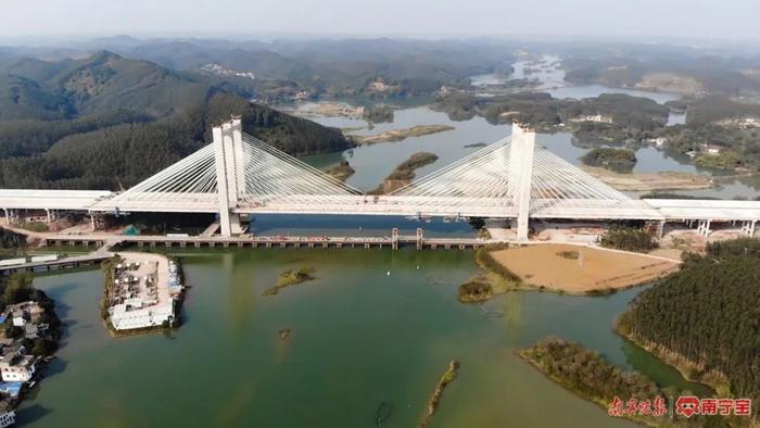 平陆运河开工后，首座执行18米净空标准的大桥顺利合龙！