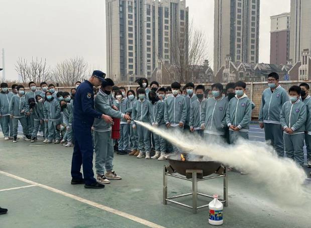 模拟火灾现场 消防员进学校上课考学生们火灾逃生速度