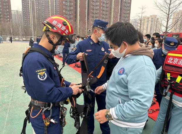 模拟火灾现场 消防员进学校上课考学生们火灾逃生速度