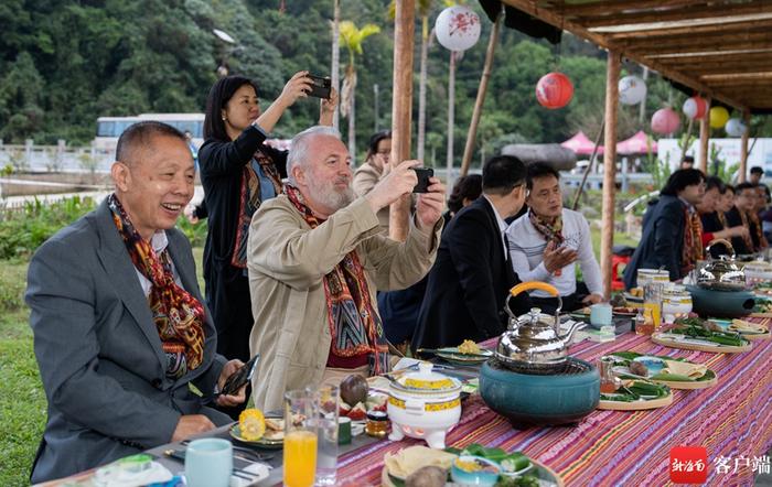 外国媒体驻华记者走进五指山毛纳村 探寻黎族村寨蜕变的答案