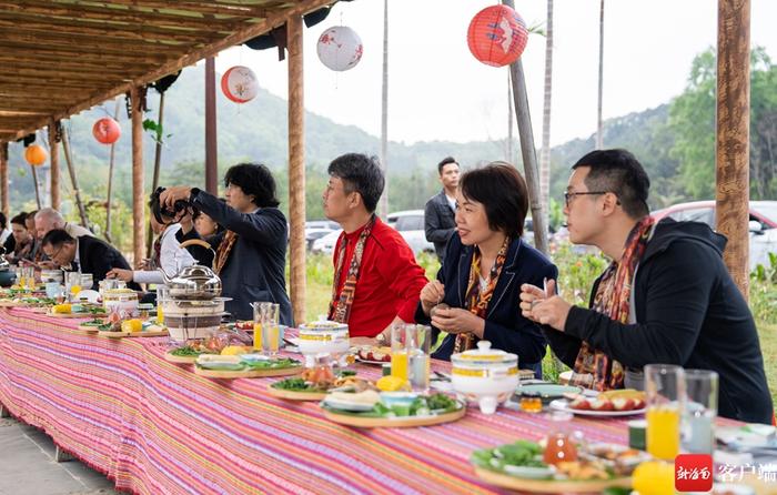 外国媒体驻华记者走进五指山毛纳村 探寻黎族村寨蜕变的答案