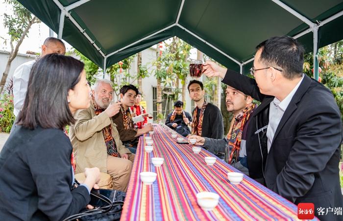 外国媒体驻华记者走进五指山毛纳村 探寻黎族村寨蜕变的答案