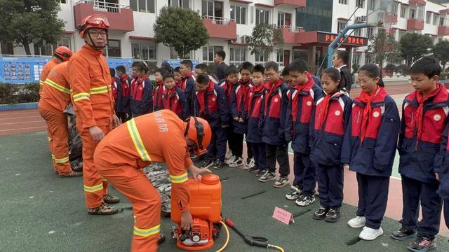 开学第一课｜森林防火从娃娃抓起 消防员进校给师生们上了一堂安全教育课