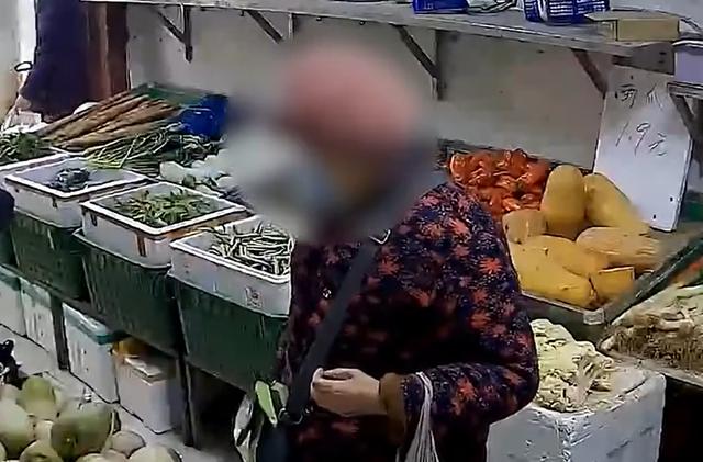 店主好心给老人抹零，反被其恶意盗窃，店主：她大概六七十岁，不应该损人利己