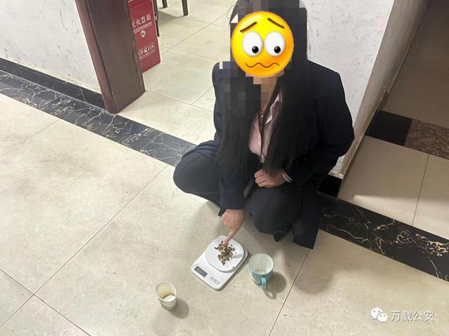 女子在宿舍吃火锅放罂粟提味，尿检结果显示吗啡阳性：让火锅增鲜提味，放了几片从老家贵州带来的罂粟壳