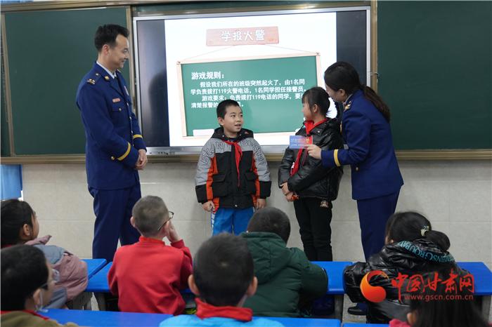 甘肃平凉：消防直播进校园 小屏互动参与多