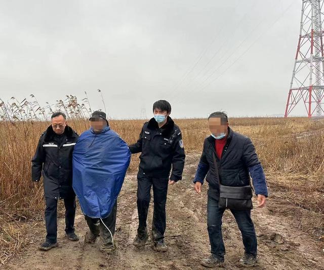 惊险！失智老人走失误入芦苇荡，派出所民警接力寻回