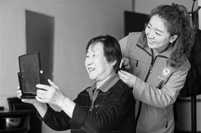 手机“点单” 护理“上门” 政府购买居家养老服务扩至沈阳500个社区