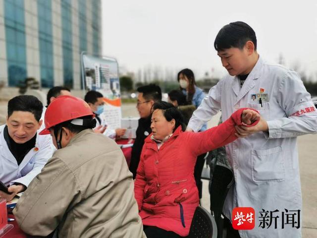 送医进企业点亮民生“微幸福”镇江三五九医院医生“雷锋”来到丹阳“大力神”