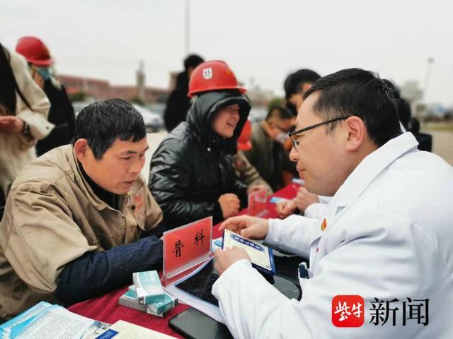 送医进企业点亮民生“微幸福”镇江三五九医院医生“雷锋”来到丹阳“大力神”