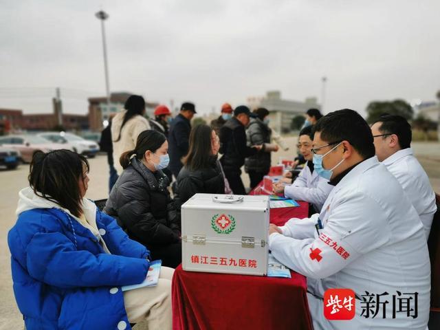 送医进企业点亮民生“微幸福”镇江三五九医院医生“雷锋”来到丹阳“大力神”