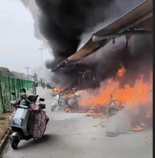 江苏一电瓶车车棚起火，消防工作人员：烧毁了约70台摩托车和电动车，起因仍待调查